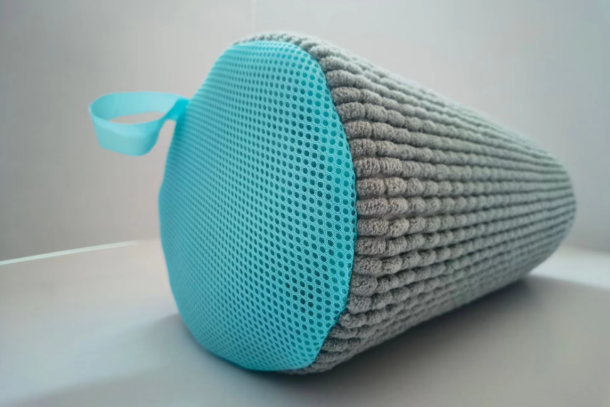 Washbuddy tvättpåse med turkos mesh och grått ribbat material